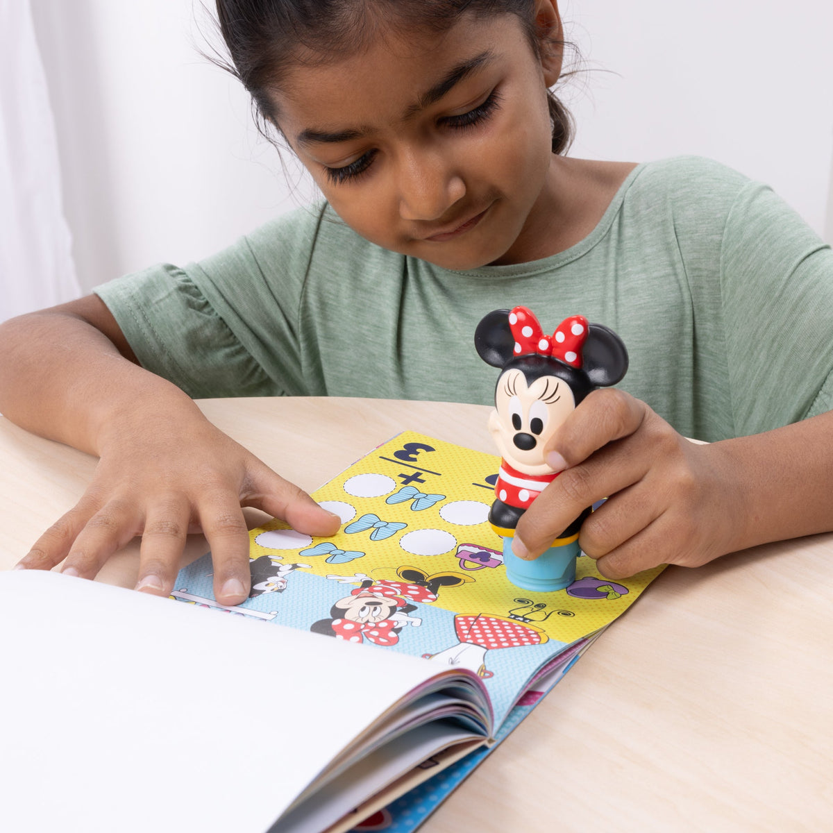 Melissa and Doug Sticker WOWTM Disney Minnie Mouse Bundle Activity Pad Sticker Stamper Mini Activity Pad and 200 Refill Stickers