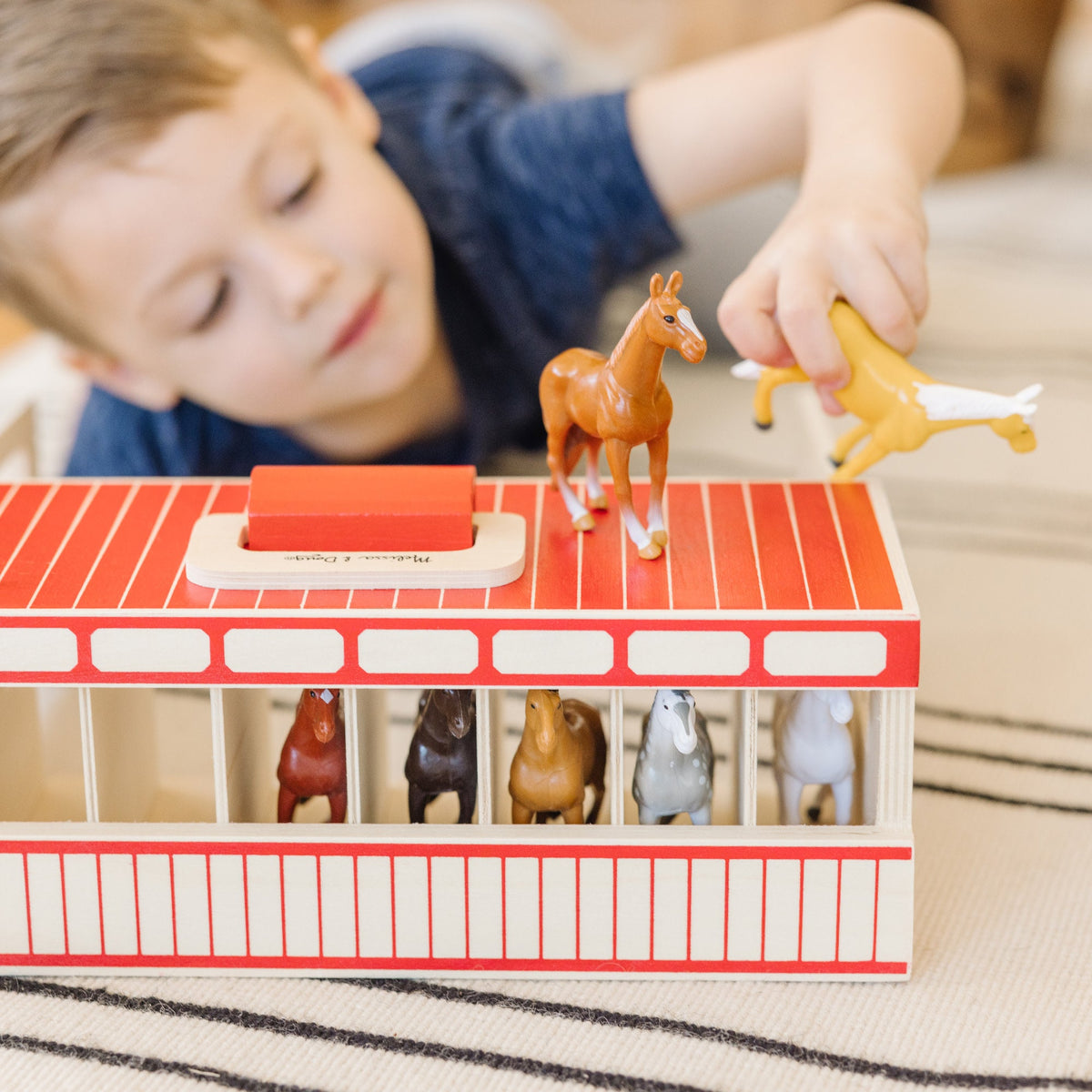 Melissa and Doug Take-Along Show-Horse Stable