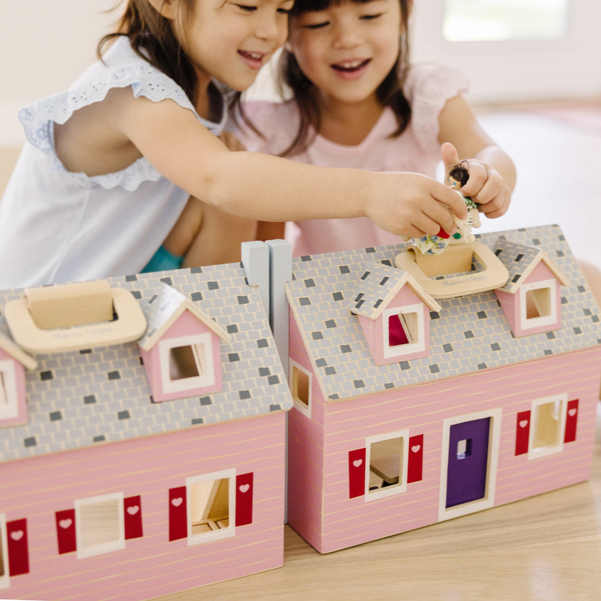 Melissa and Doug Wooden Fold Go Dollhouse